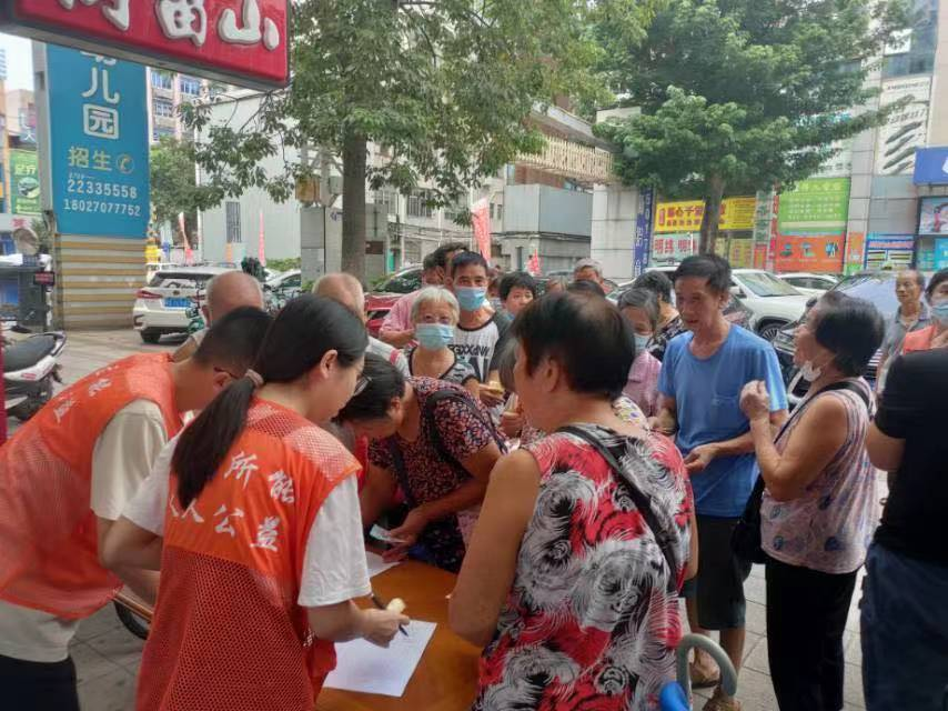 关爱长者 情暖中秋！东莞市微笑爱心慈善基金会联合爱心企业为50名社区高龄老人送月饼！(图1)