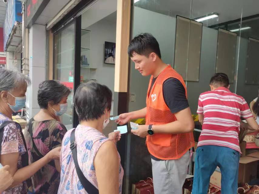 关爱长者 情暖中秋！东莞市微笑爱心慈善基金会联合爱心企业为50名社区高龄老人送月饼！(图5)