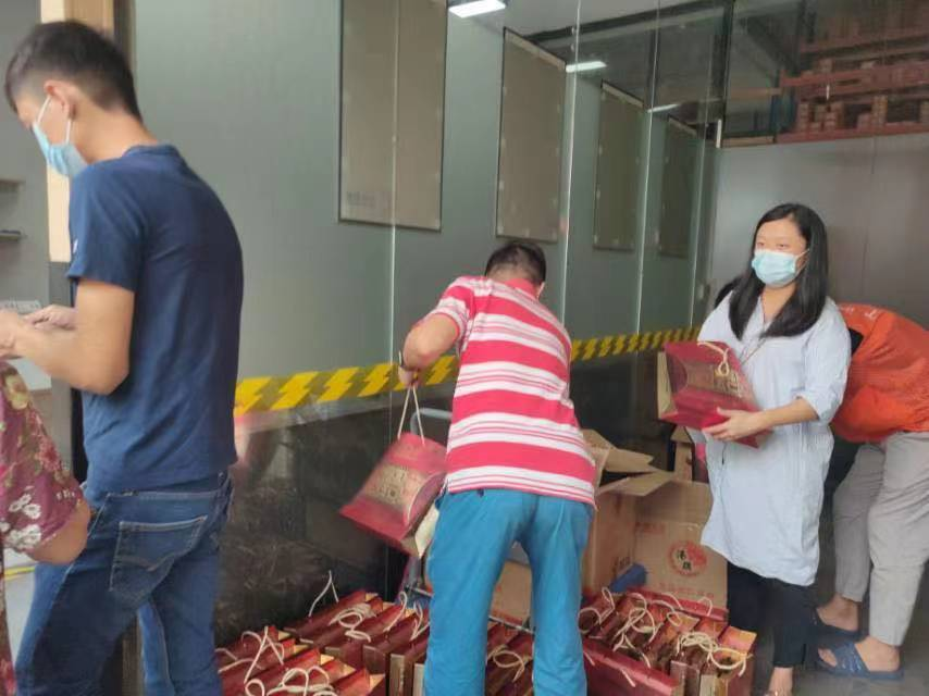 关爱长者 情暖中秋！东莞市微笑爱心慈善基金会联合爱心企业为50名社区高龄老人送月饼！(图4)