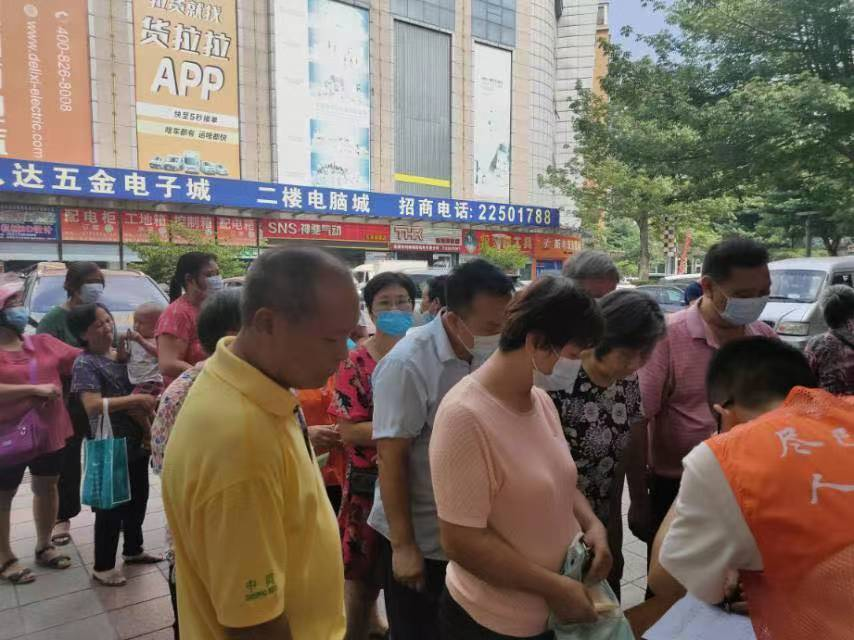 关爱长者 情暖中秋！东莞市微笑爱心慈善基金会联合爱心企业为50名社区高龄老人送月饼！(图2)
