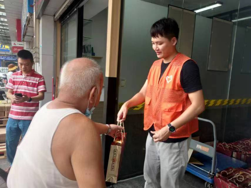 关爱长者 情暖中秋！东莞市微笑爱心慈善基金会联合爱心企业为50名社区高龄老人送月饼！(图6)
